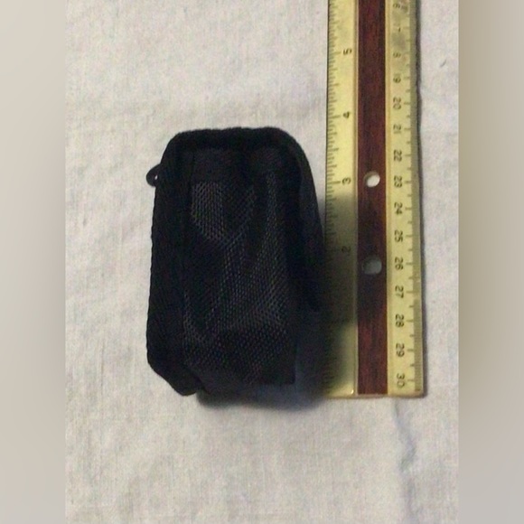 Small black pouch with belt loop. Velcro closure. - Picture 5 of 6